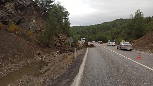 Kahramanmaraş'ta yağmur toprağı kaydırdı yol kapandı